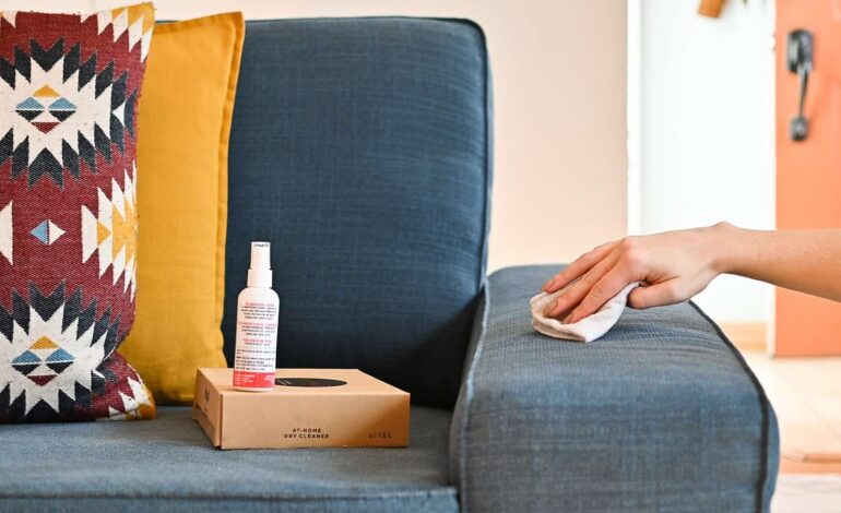 Rengöra fläckar från soffan själv