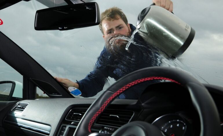 Vindrutan: varför varmvatten är den sämsta idén mot is och metoden