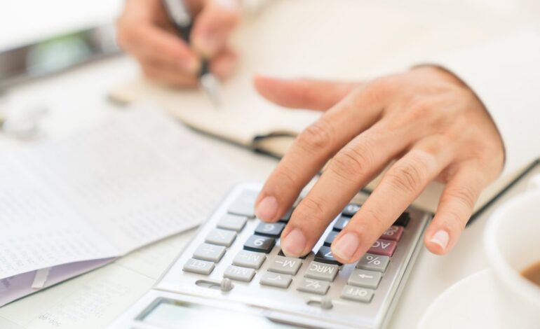 En man betalar sin elräkning