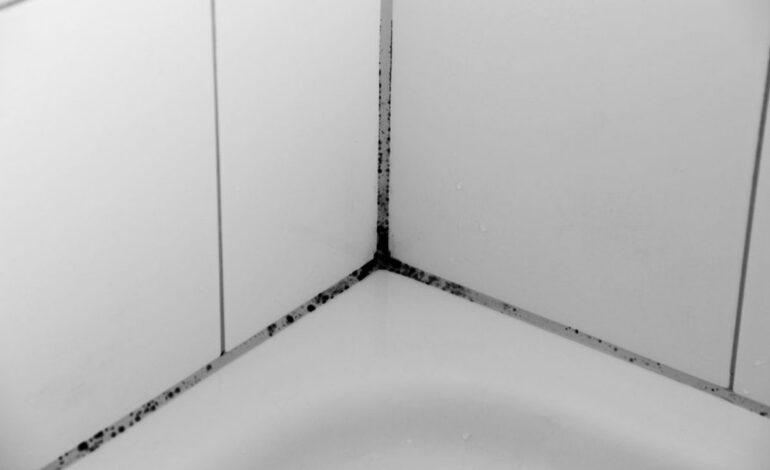 Ta bort svarta fläckar från badrumstätningen utan att skrubba