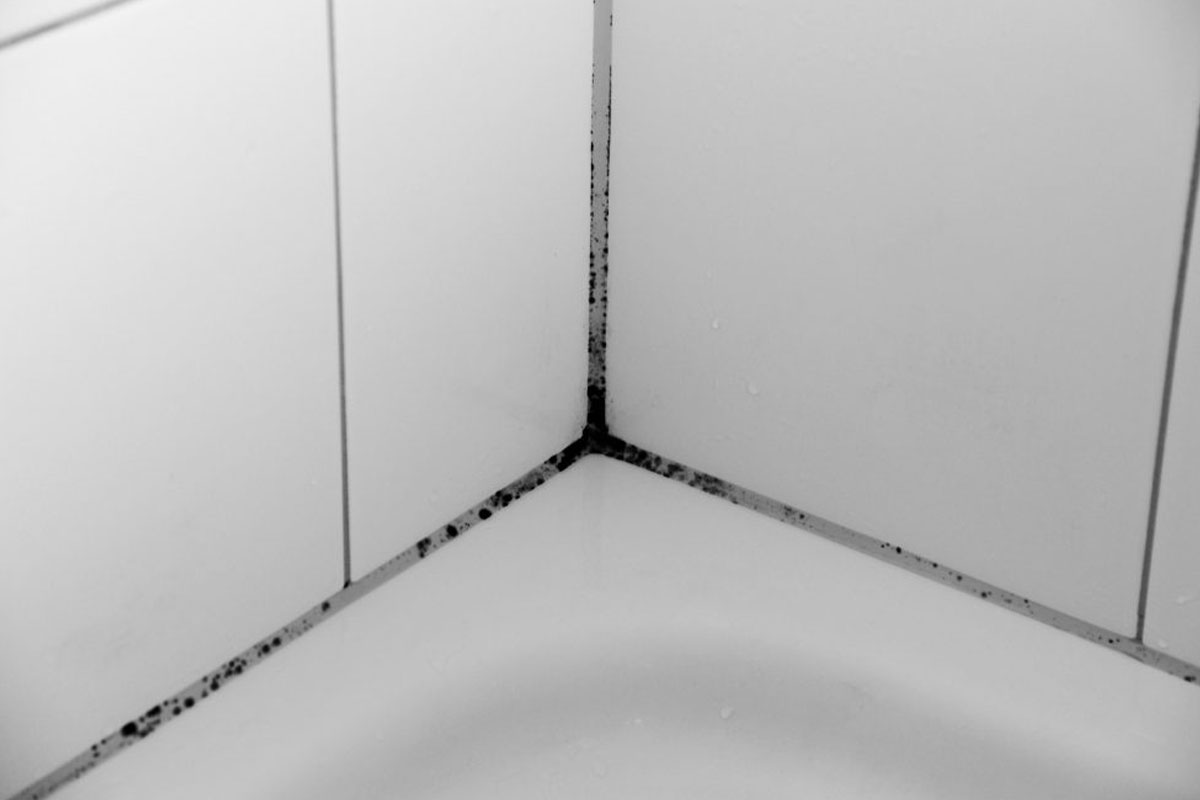 Ta bort svarta fläckar från badrumstätningen utan att skrubba