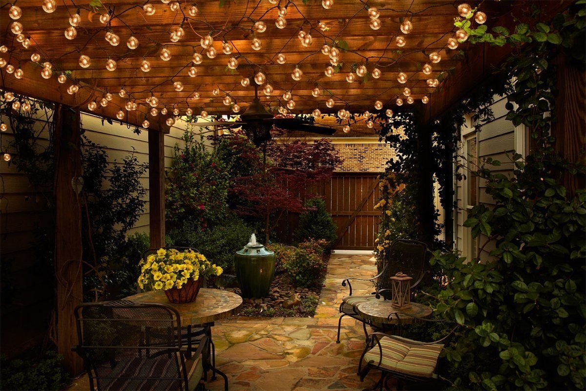 Terrassen är dekorerad med olika dekorativa föremål och belysning