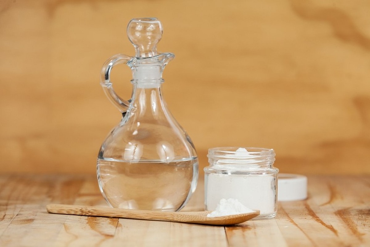 Bakpulver och vinäger på bordet