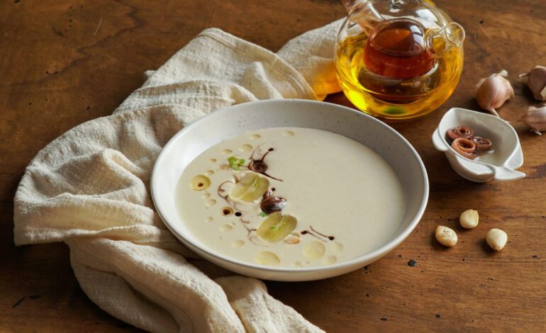 En soppa som kan serveras till middag som efterrätt. Det glädjer sig med sin ljushet och smak