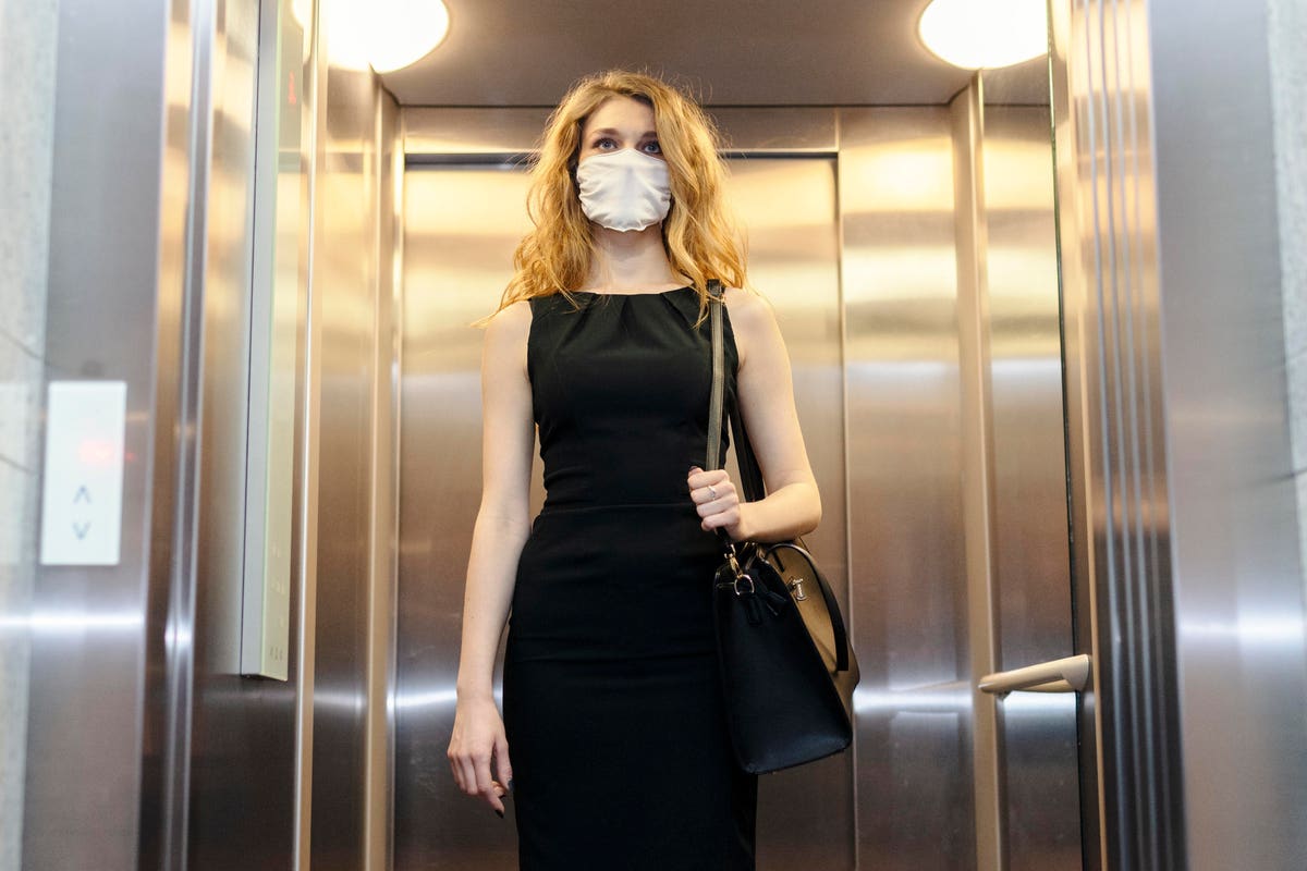 Speglarna i hissarna installeras av säkerhetsskäl.