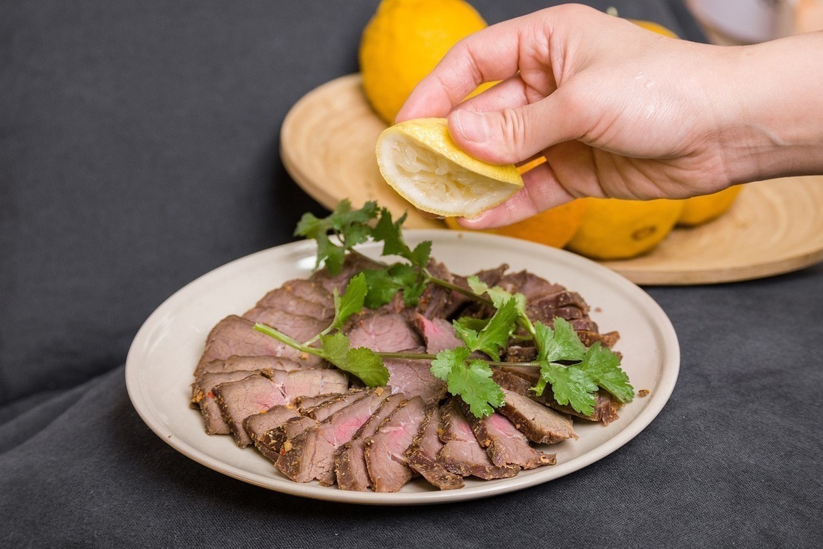 Syror slappnar försiktigt av köttfibrerna