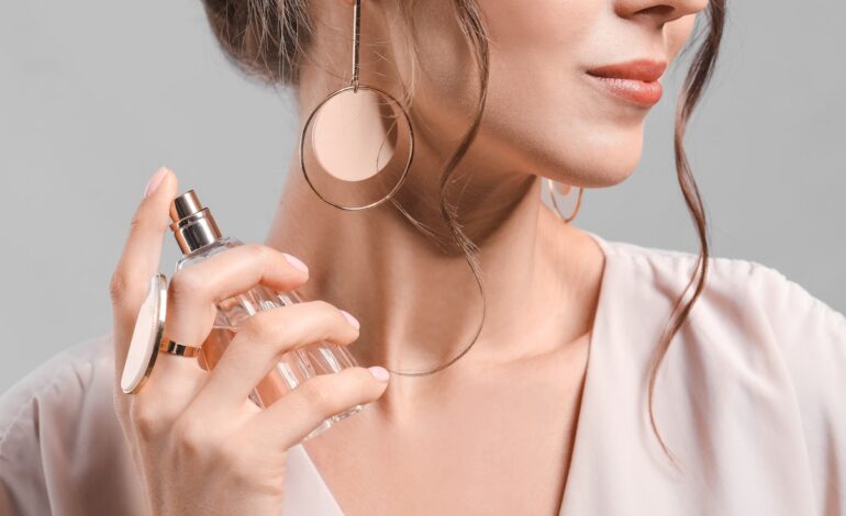 Hur får du din parfym att dofta gott hela dagen? Dessa tre beprövade knep håller doften kvar på din hud.