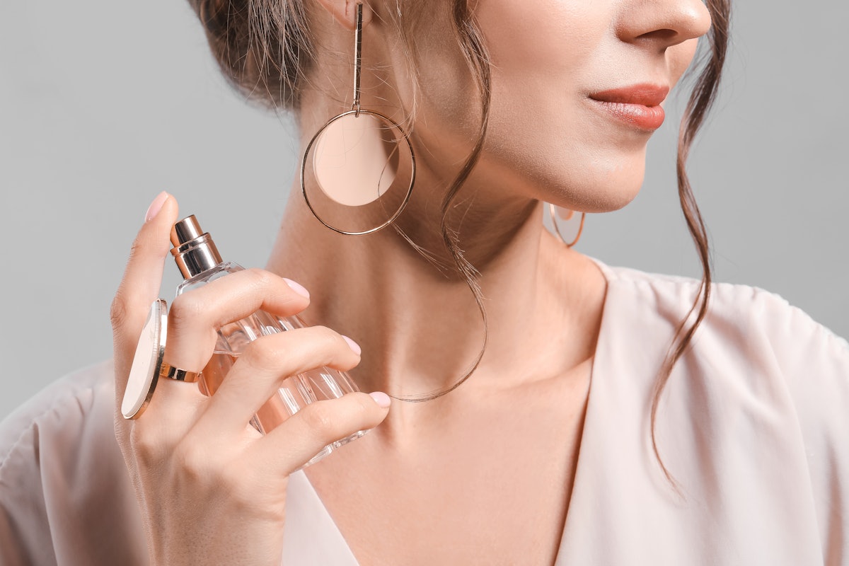 Hur får du din parfym att dofta gott hela dagen? Dessa tre beprövade knep håller doften kvar på din hud.