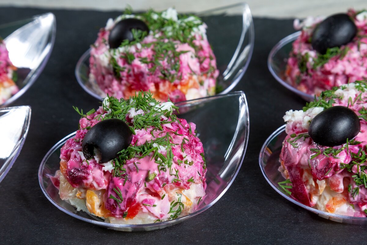 Sill sallad kan förberedas i lager i mindre portioner, vilket är idealiskt som en imponerande godbit för gästerna.