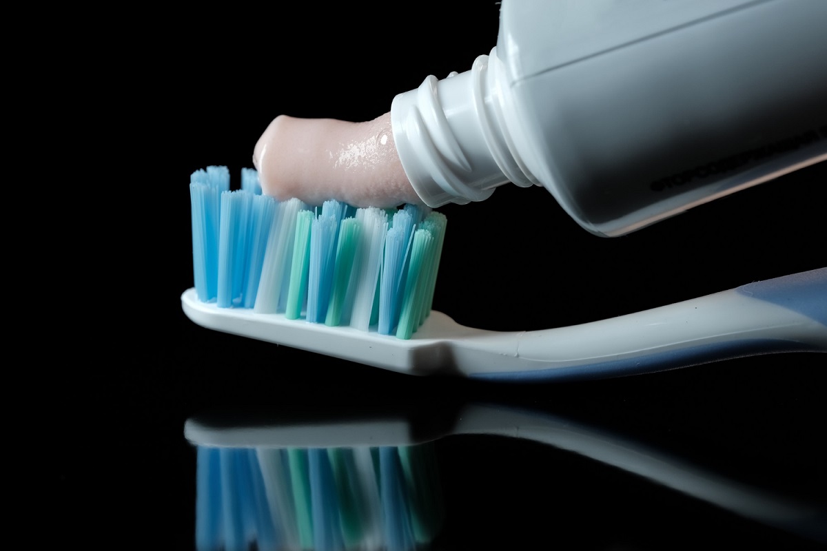 tandkräm på en tandborste