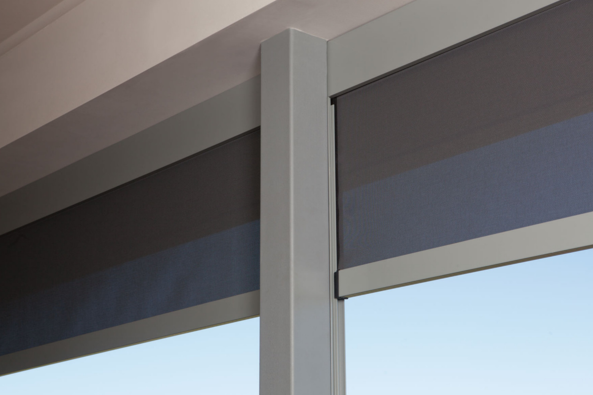 rullgardiner på fönstret