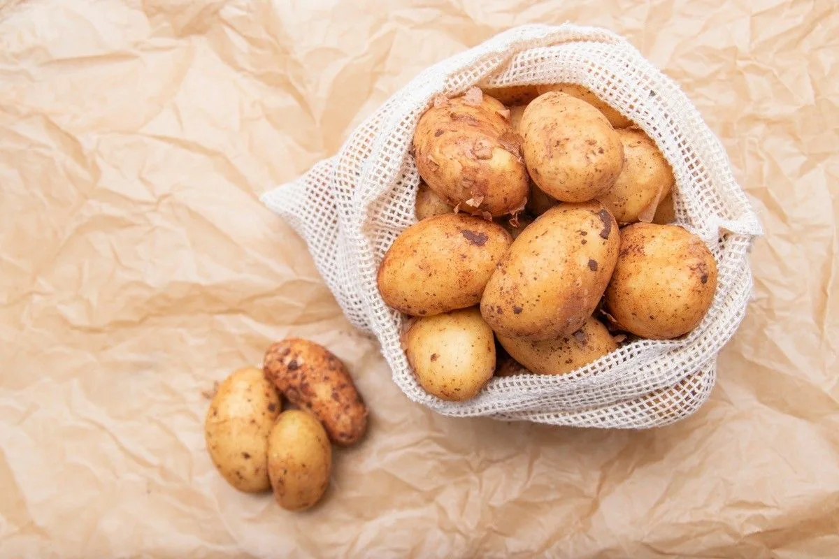Dina potatisar kan hålla sig i flera veckor längre med denna enkla ingrediens i påsen
