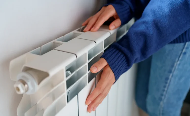 Gör det absolut på kvällen. Du kommer att sänka dina värmekostnader