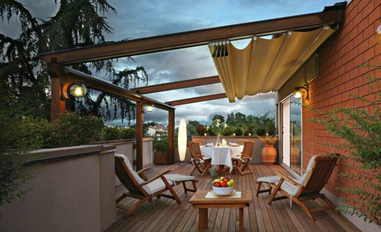 Terrassen är dekorerad med olika föremål