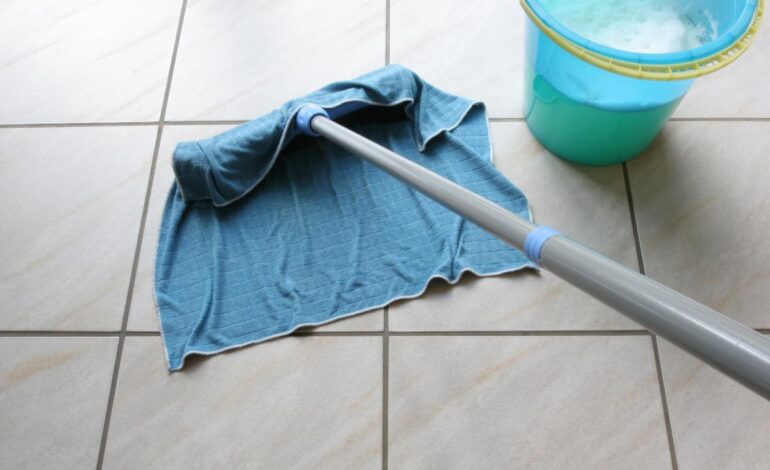 städar golvet med en mopp