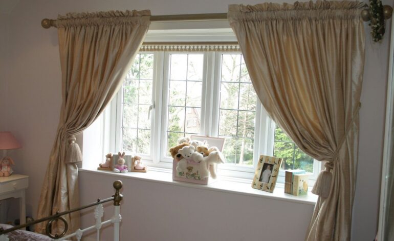 Gardinerna hänger i rummet