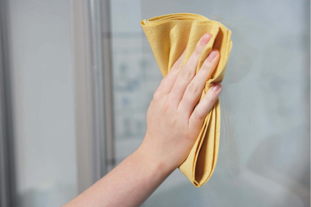 Rengör fönstret med mikrofiberdukar.