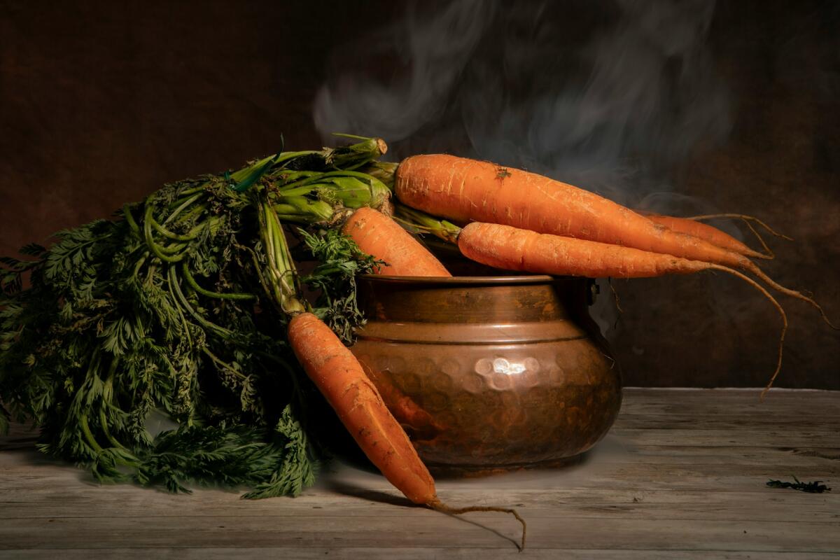 morötter ligger i en tunna