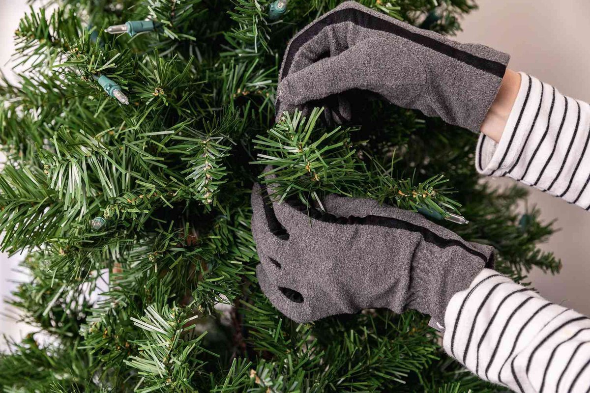 Hur gör man en konstgjord julgran tätare? Med dessa knep blir din gran som en riktig skogsgran