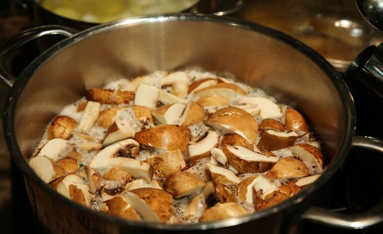 svampen kokar i en kastrull