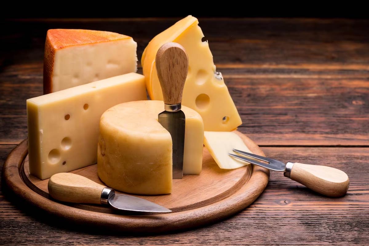 Kasta inte bort torr ost. Häll drycken över den så blir den mjuk och god.