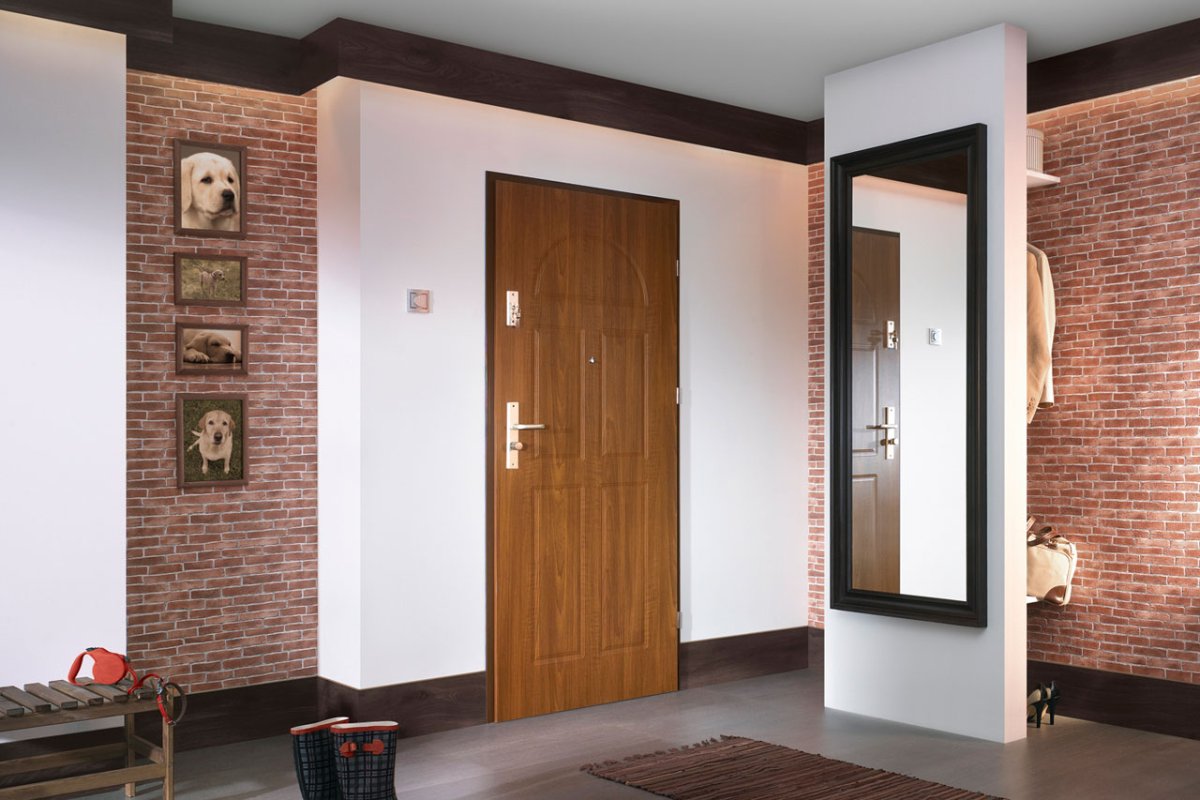 Mörkbrun ytterdörr