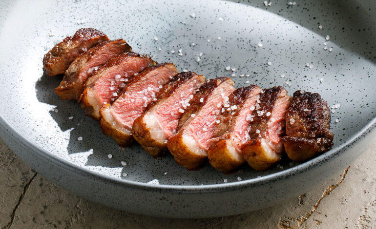 Krydda inte köttet på detta sätt. Det gör det segt.