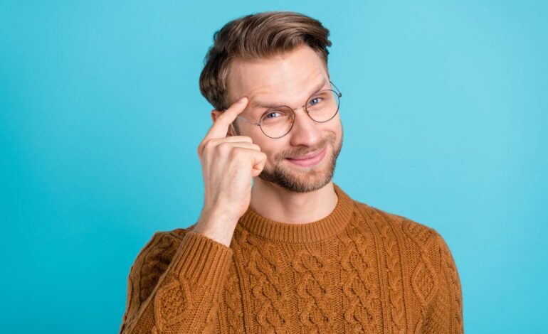 En smart person som bär glasögon