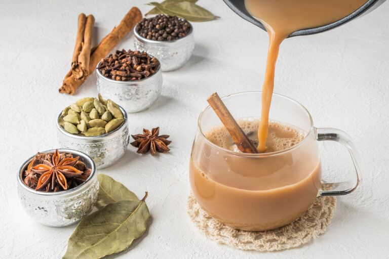 tillsätter kaffe