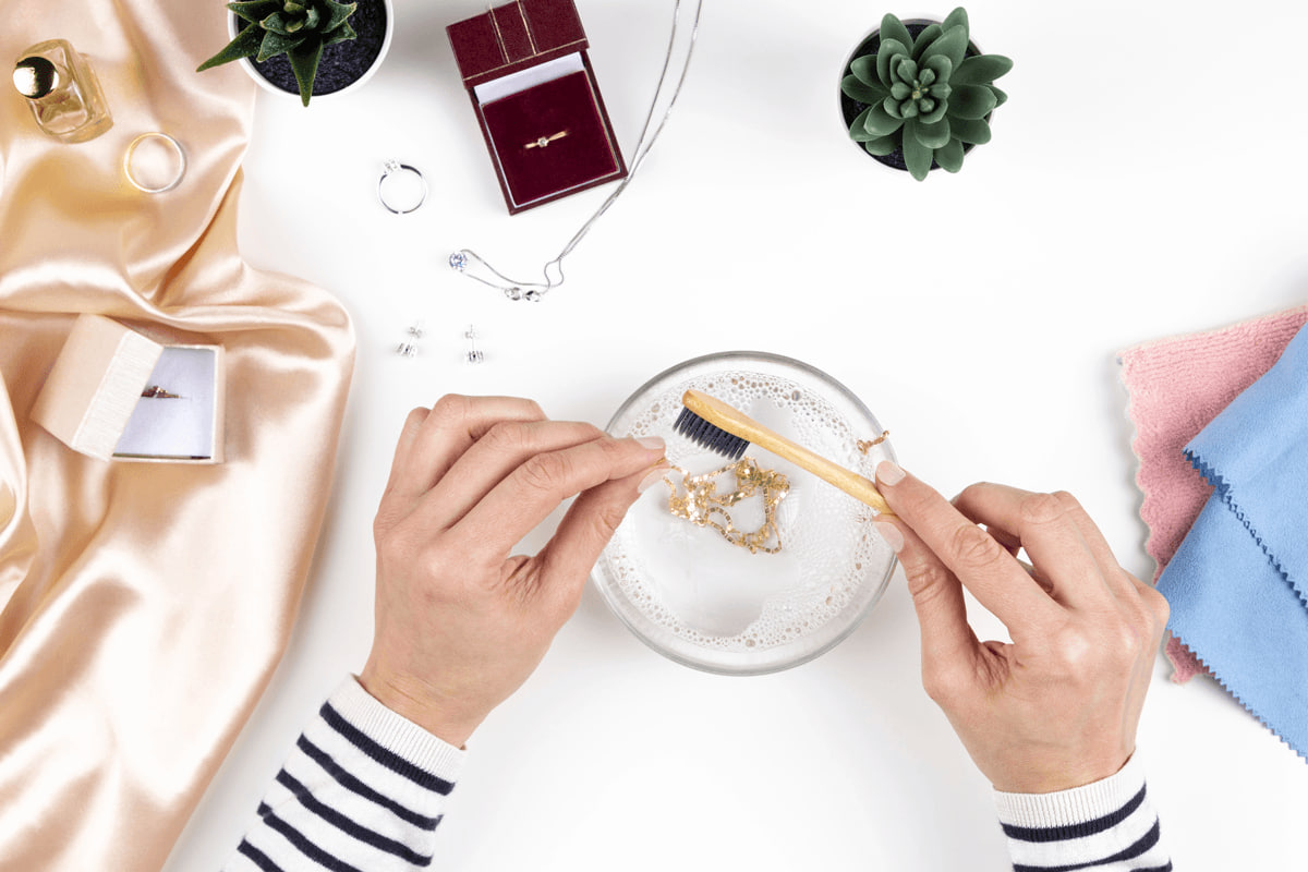 Några få sprutningar räcker för att smyckena ska se ut som nya. Jag köper inte längre dyra produkter