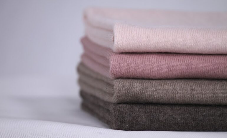 En stapel kashmir i olika färger