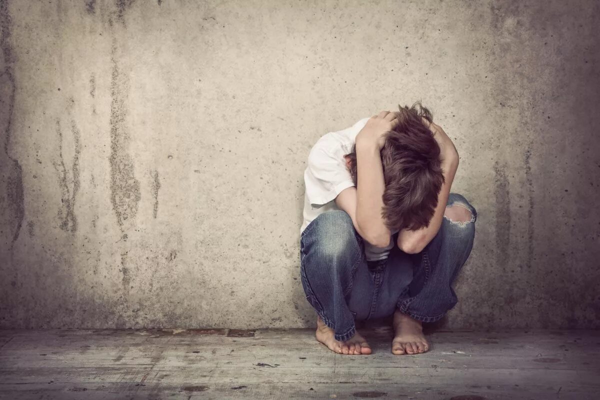 En person känner rädsla.