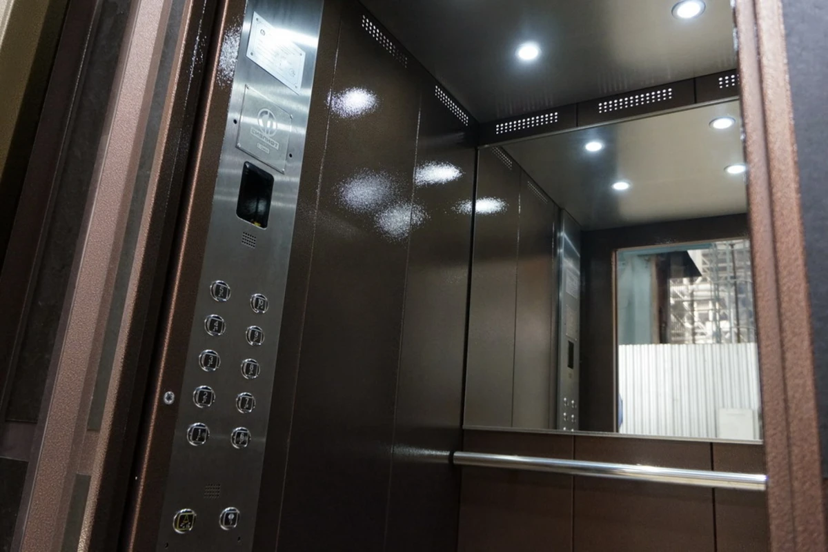 Spegeln i hissen är till hjälp för personer med klaustrofobi.