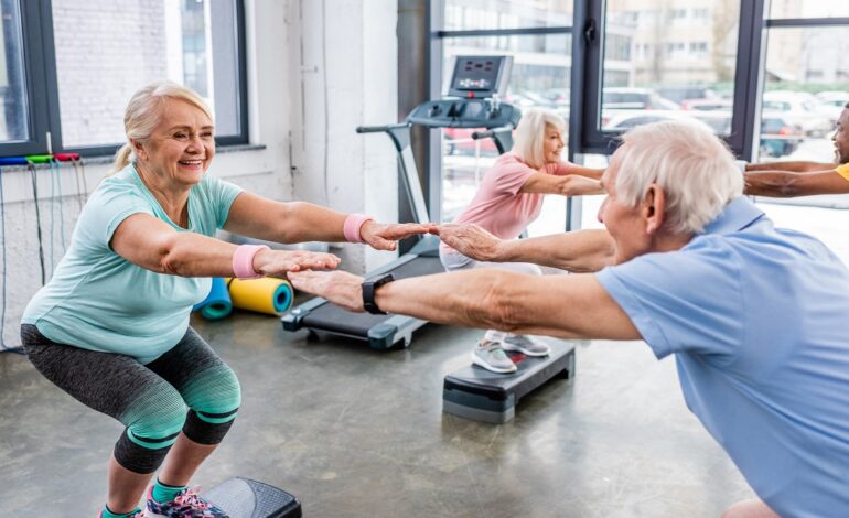 Personer över 50 år gör knäböj.