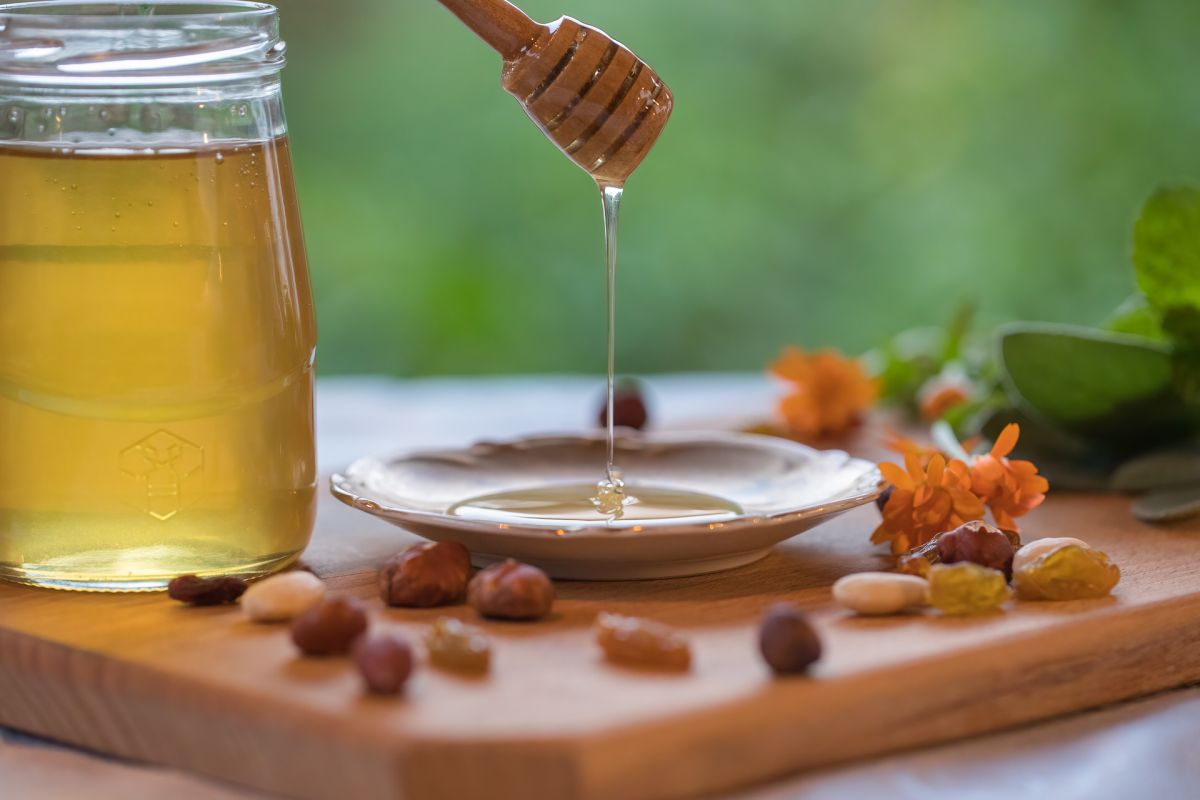 Honung rinner ner i en pyramidform