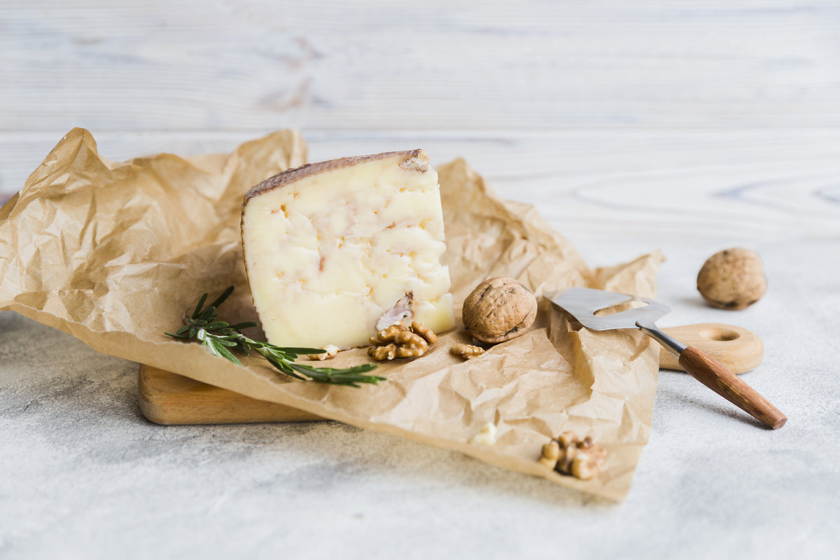 ost inslagen i förvaringspapper