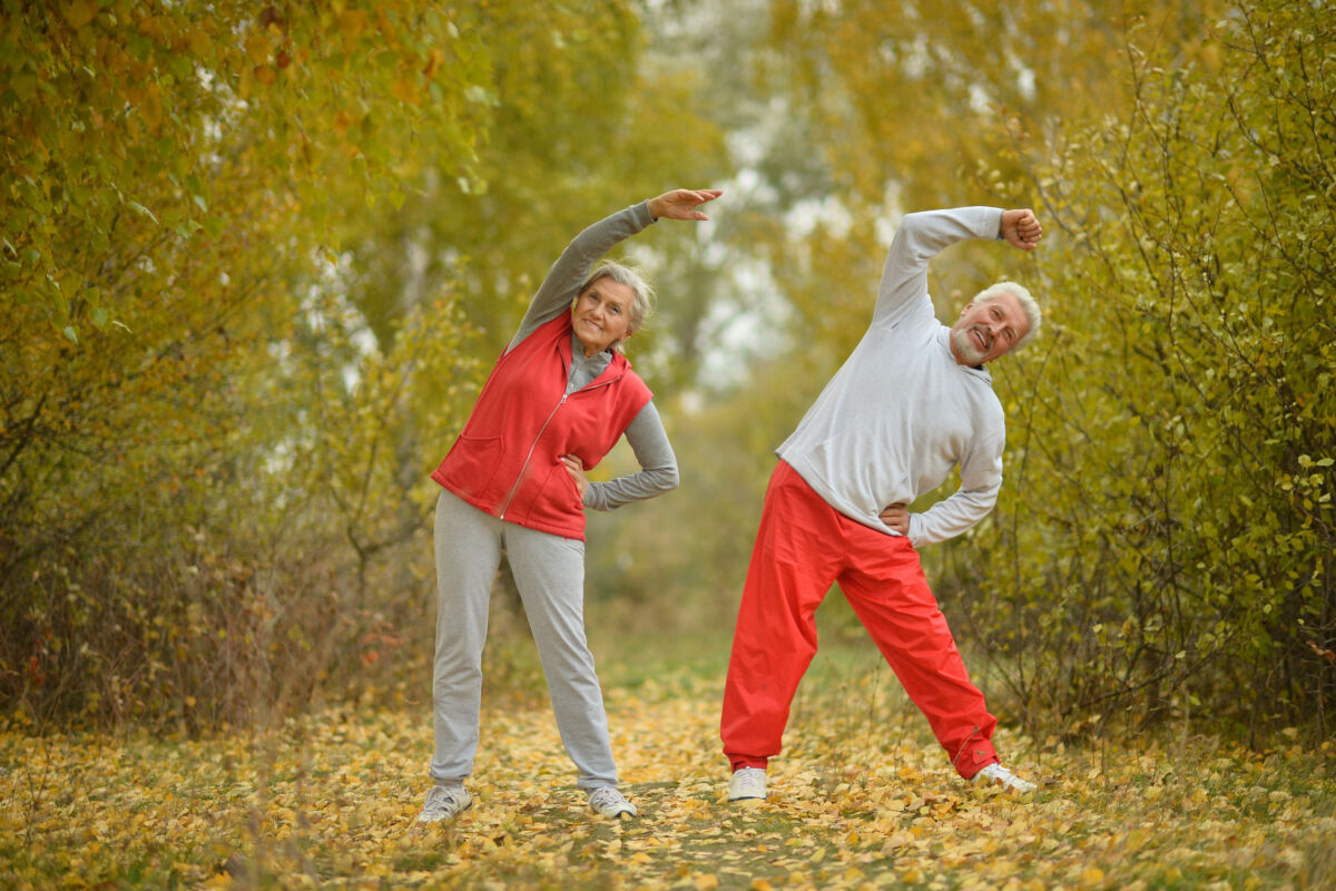 Personer över 50 år tränar utomhus