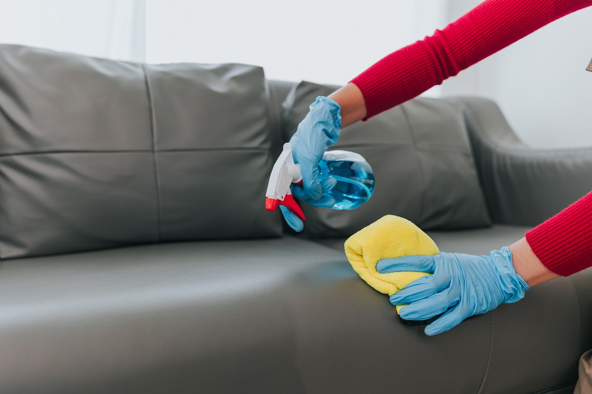 Rengör sofffläckar själv med hushållskemikalier