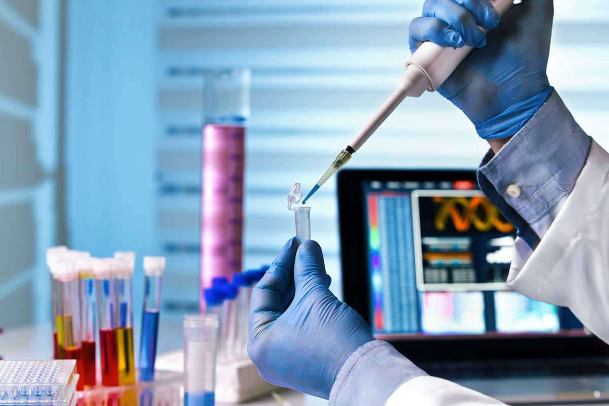 En forskare studerar det mänskliga genomet.