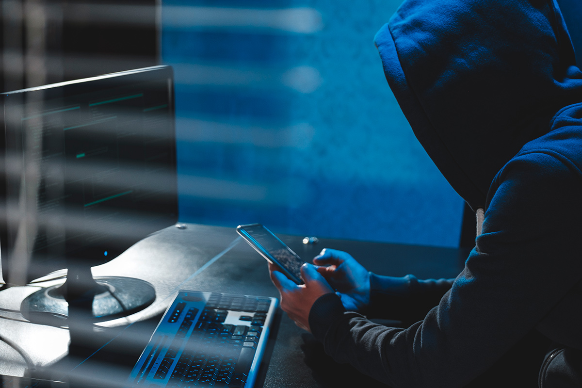 En bedragare begår bedrägeri online.