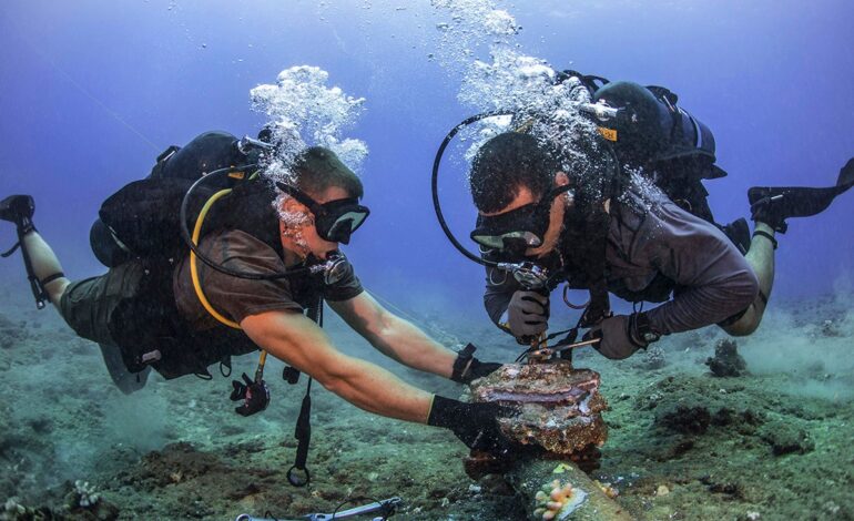 Forskare bedriver forskning i havet.