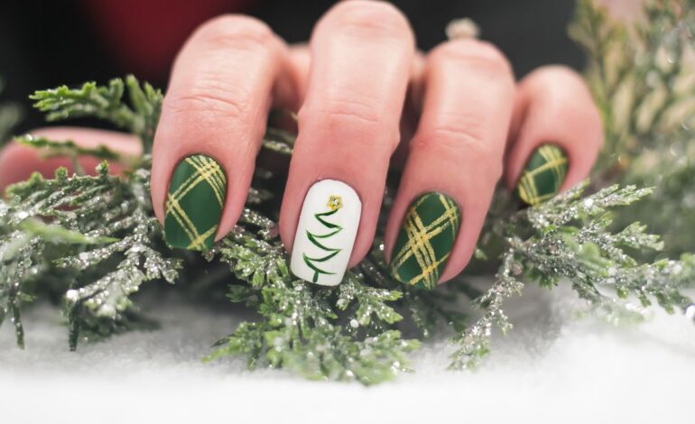 Har du inga idéer för julnaglar? Denna manikyr kommer att göra succé under de kommande veckorna