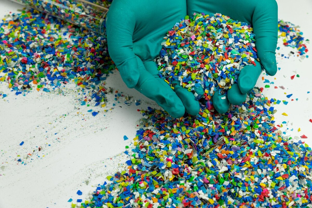 En hög med små plastföremål som förorenar miljön