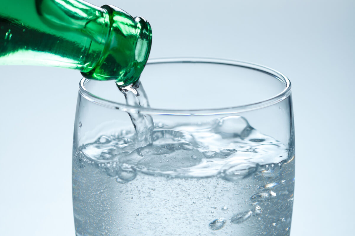 Mousserande vatten i ett glas