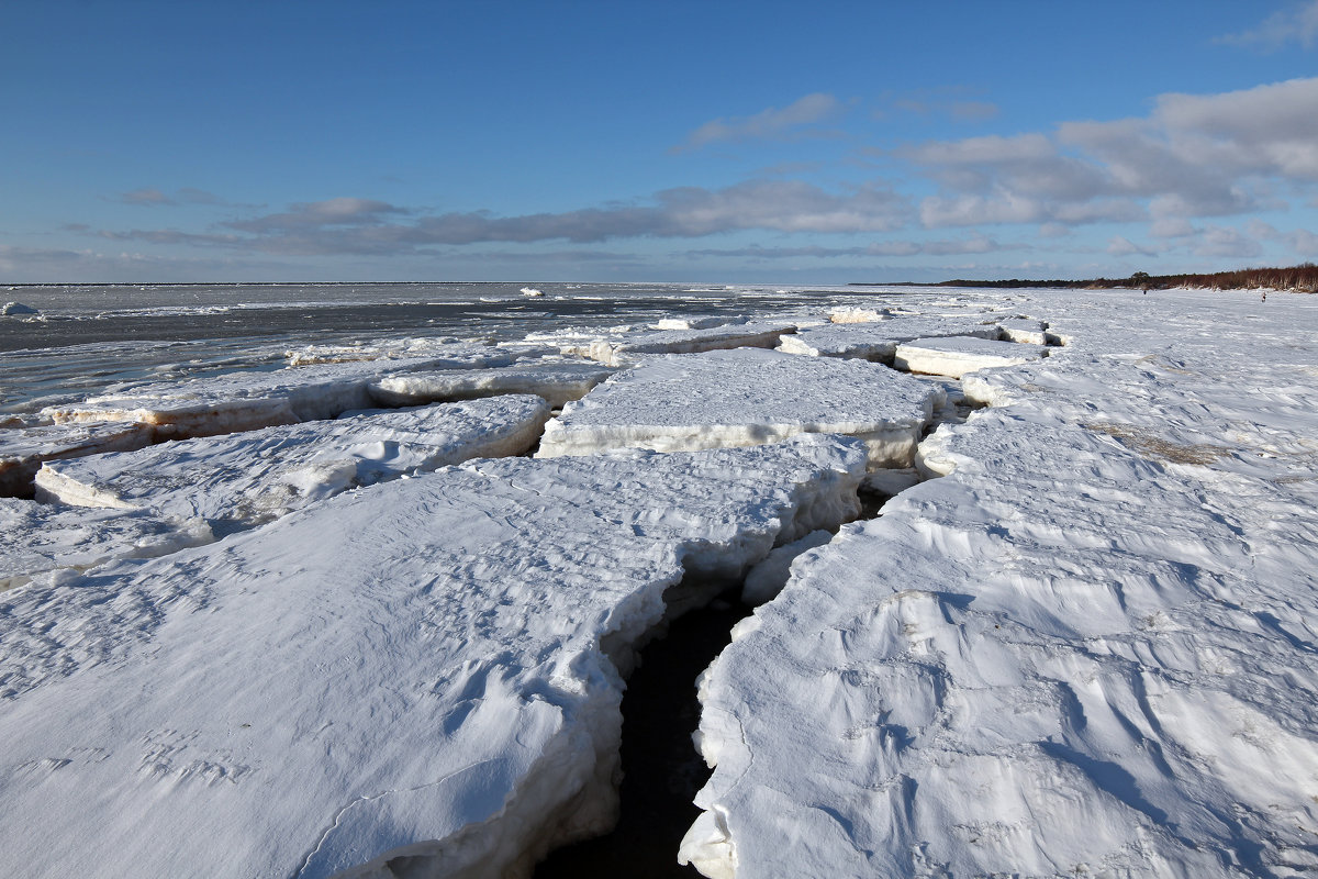 långa sprickor parallella med isens flödesriktning