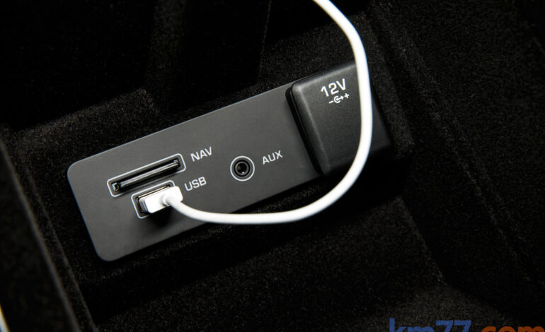 Panel med USB-port i bilen