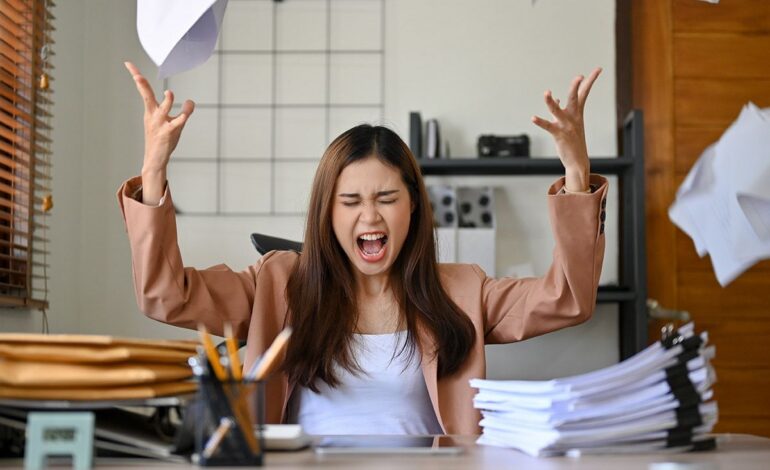 Kvinnan känner sig irriterad.