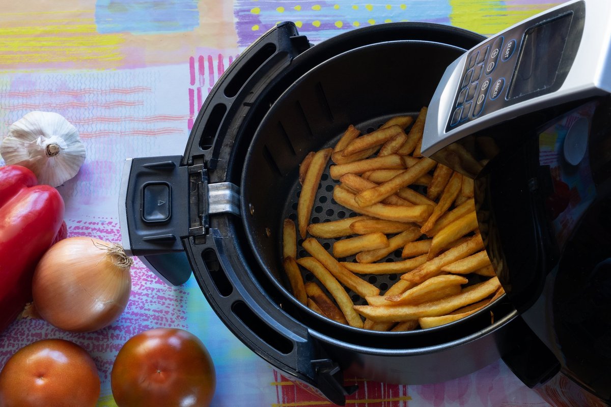 Pommes frites i fritöskorgen