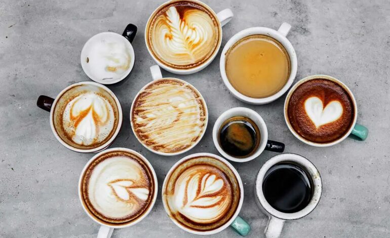 Kaffe i koppar står på bordet