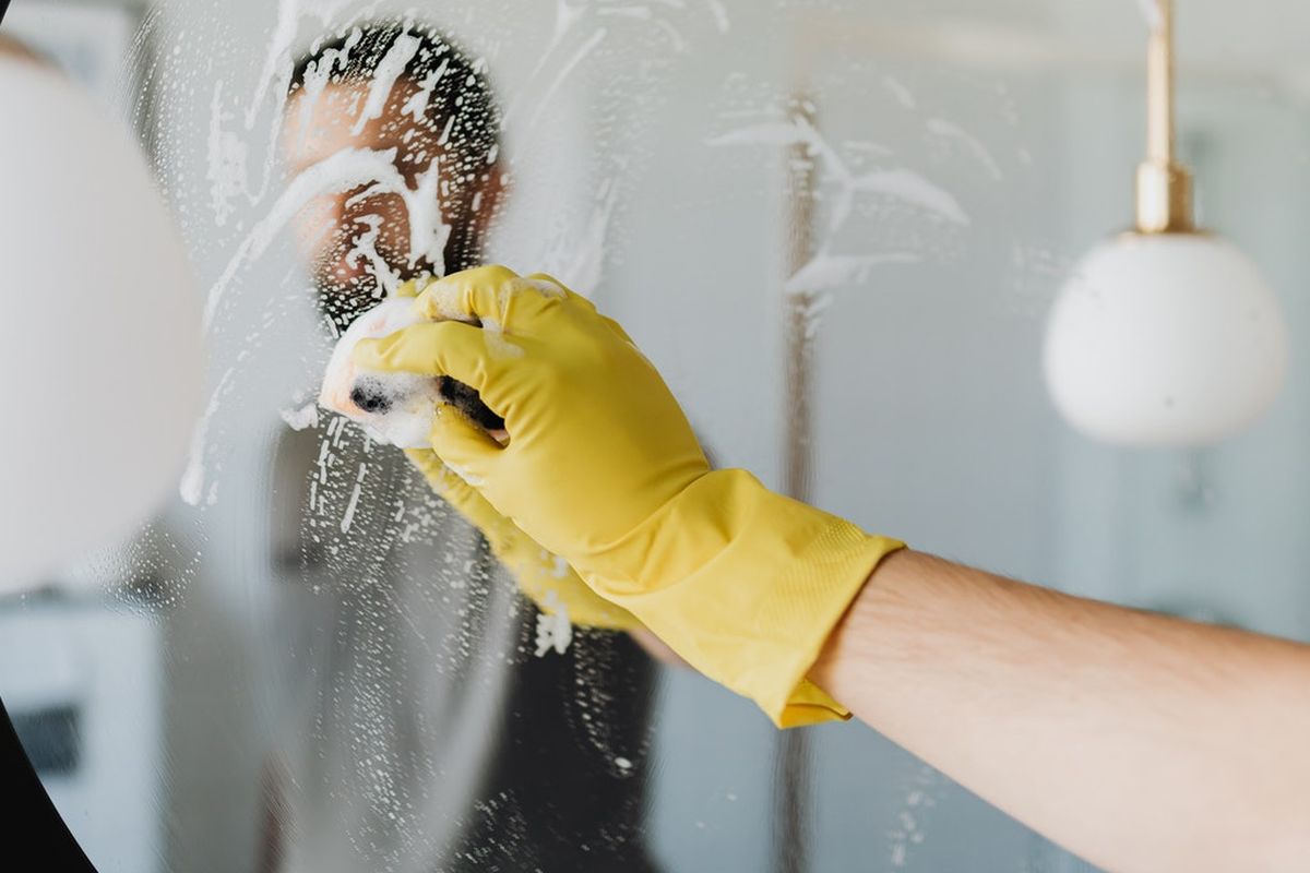 rengör speglarna med en svamp